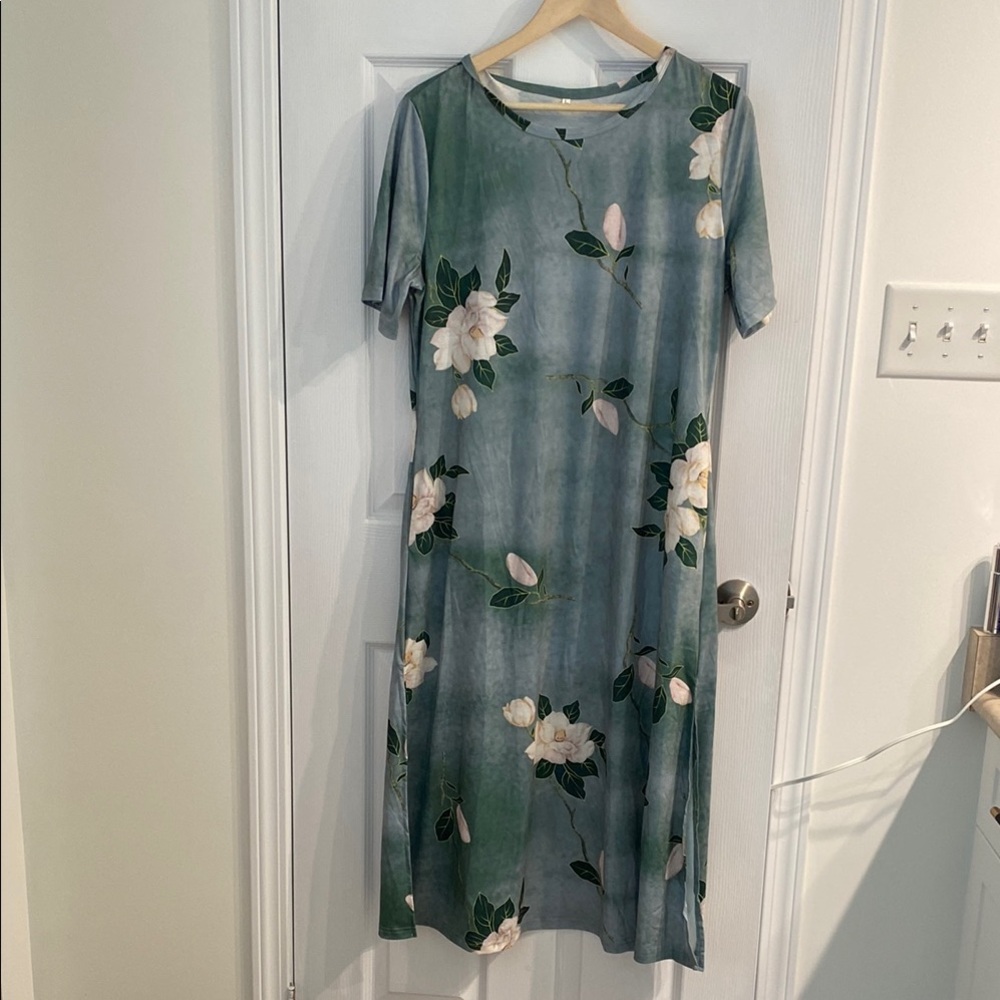 Women's Floral Green T-Shirt Style Maxi Nap Dress; Size large